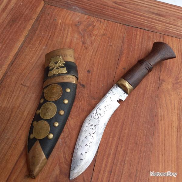 Joli petit Couteau KUUKRI N�PALAIS Manche en Bois avec Fourreau en Cuir