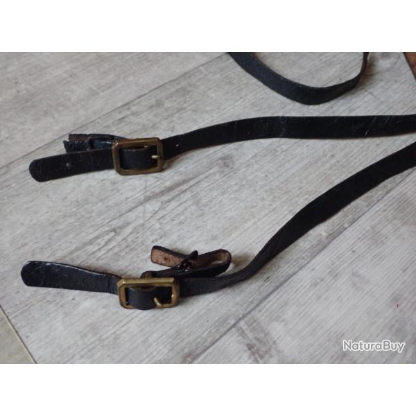 B�li�re porte sabre, dague ? Cuir de couleur noire. Rare.