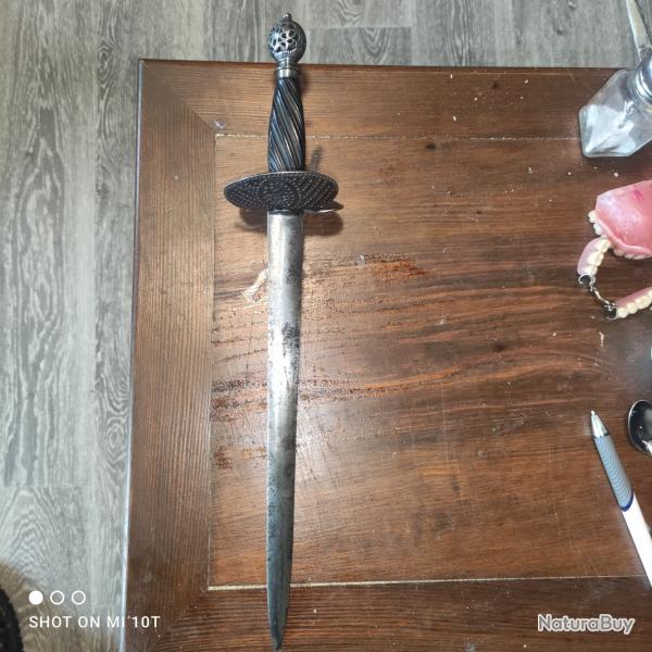 Dague haute poque ayant servi au combat fente sur la garde
