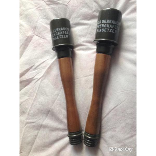 2 grenades a manche en bois en reproduction non dmontable MONOBLOC    A25