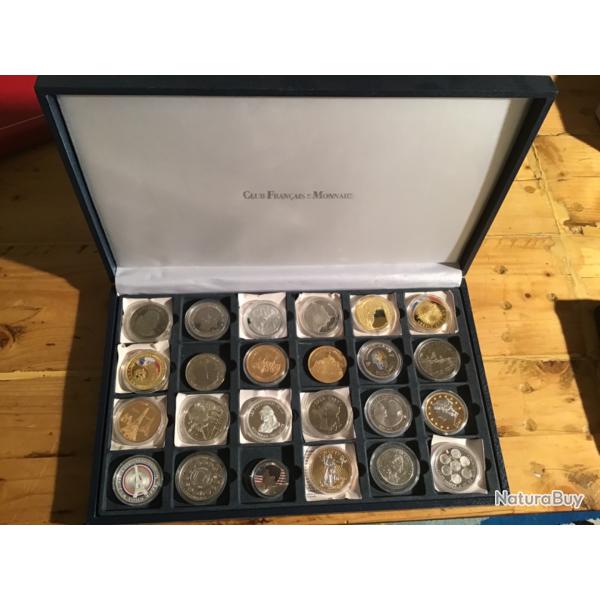COFFRET AVEC 24 PI�CES ET M�DAILLES COMM�MORATIVES CLUB FRAN�AISE DE LA MONNAIES
