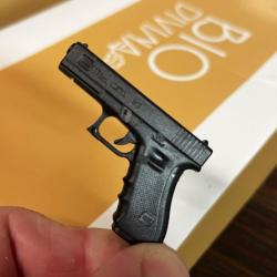 Porte cl&eacute; + stylo + pin's + bo&icirc;te arme  GLOCK