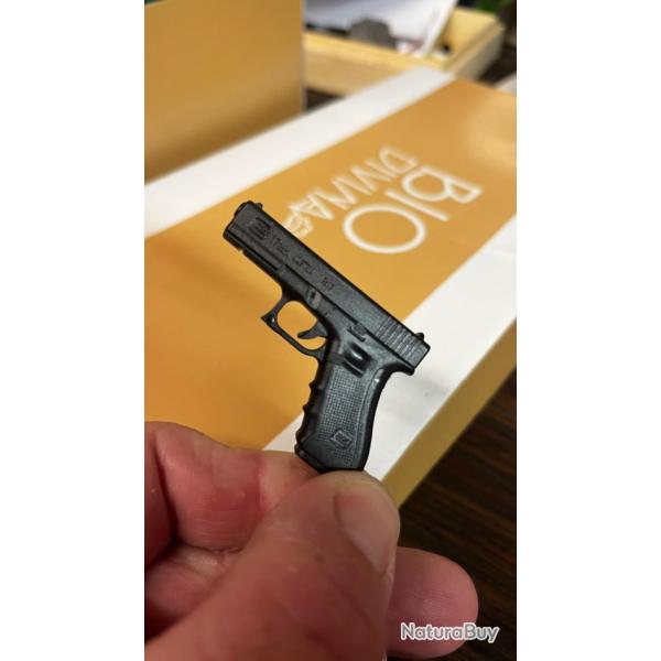 Porte cl� + stylo + pin's + bo�te arme  GLOCK