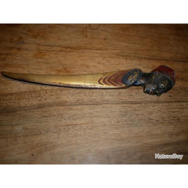 Coupe papier en laiton figurant une t�te de tirailleur S�n�galais avec sa ch�chia