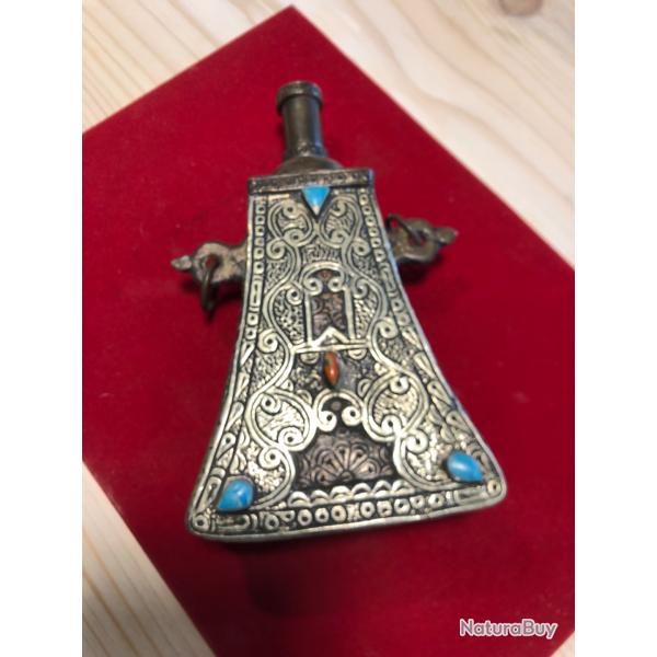 Magnifique poire a poudre berb�re argent� avec incrustations