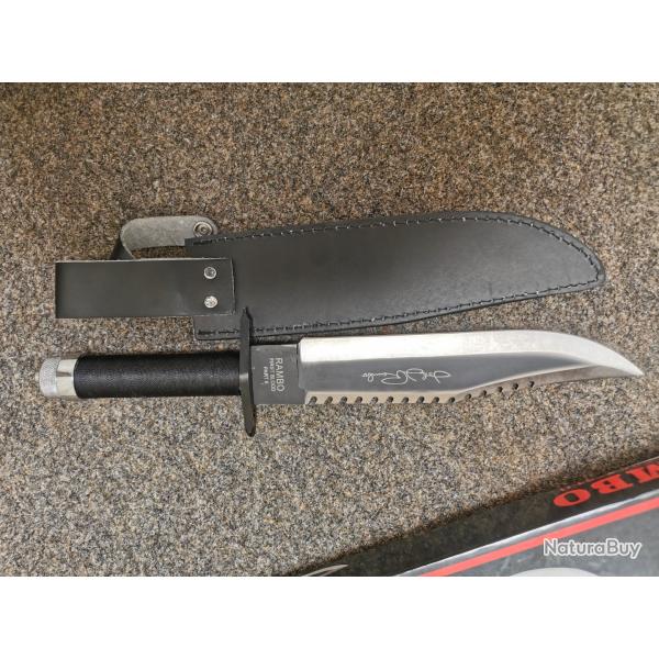 Couteau de survie Rambo  II et son �tui.