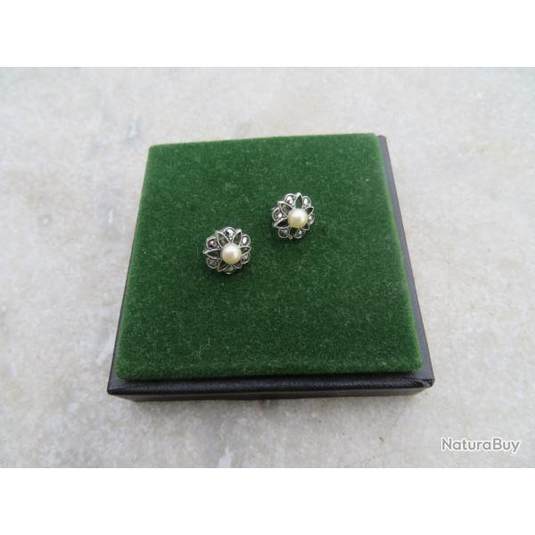 Paire de clous d'oreille orn�s d'une perles fantaisie & marcassites, montures en argent -FRANCE(XX�)