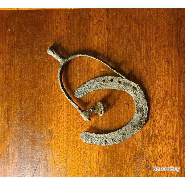 Ancien lot rural : fer � cheval et �trier en fer forg� - d�but XXe si�cle