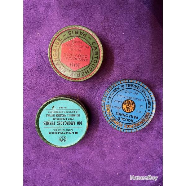 3 boites d'amorces diff�rentes dont Manufrance pleine et 2 autres soit 219 amorces environ