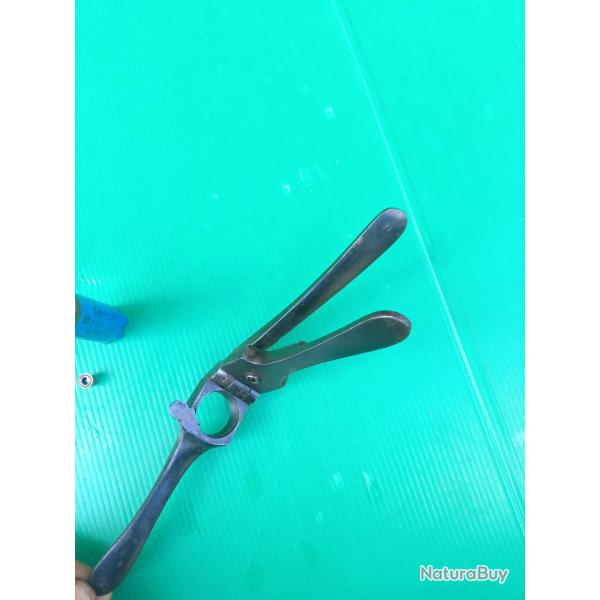 APPAREIL  MANUEL  D ENLEVEMENT D AMORCES  .