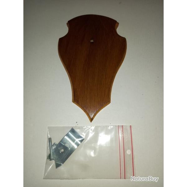 Ecusson ch�ne pour chevreuil avec pince  m�tal de fixation