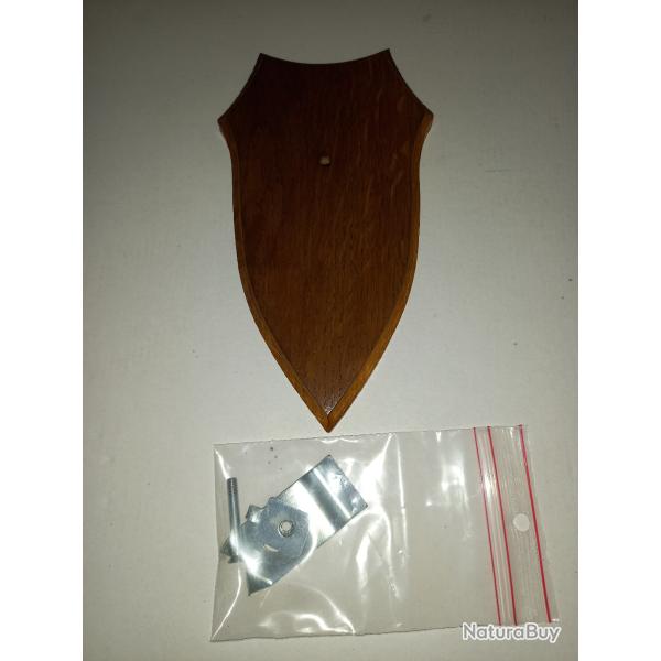 Ecusson ch�ne pour chevreuil  TBE avec pince m�tal