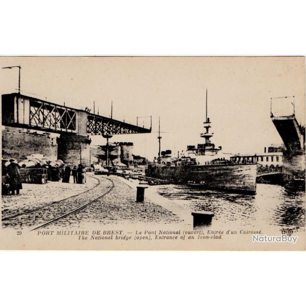 CPA - PORT MILITAIRE DE BREST - Le Pont National ( ouvert ). Entr�e d'un Cuirasse N� 1229