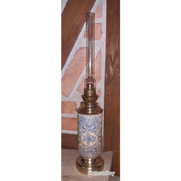 Lampe � p�trole, corps en fa�ence genre Lun�ville mais sans marque, d�core florale cr�me et bleu