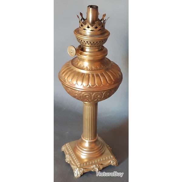 Lampe � p�trole, fin XIX�me Napol�on III, en laiton. Sans verre