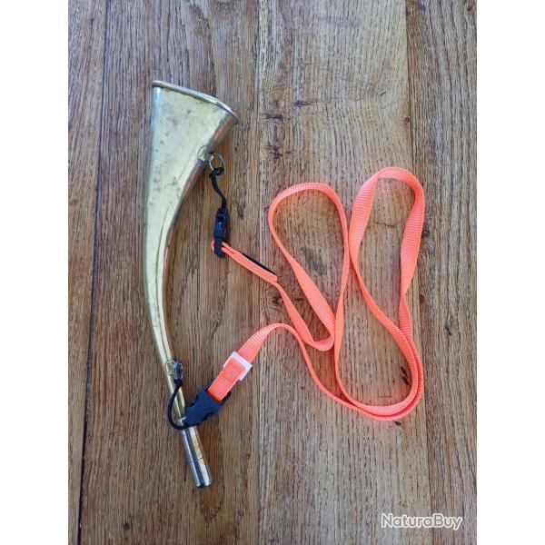 Corne de chasse laiton avec sautoir fluo
