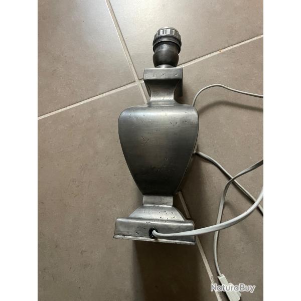 lampe dcorative en tain signe J. Goardre. Son abat-jour d'origine