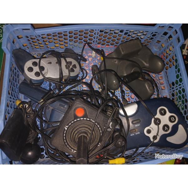 GROS LOT D'ANCIENS JEUX VID�OS CONSOLES TV ATARI ET...