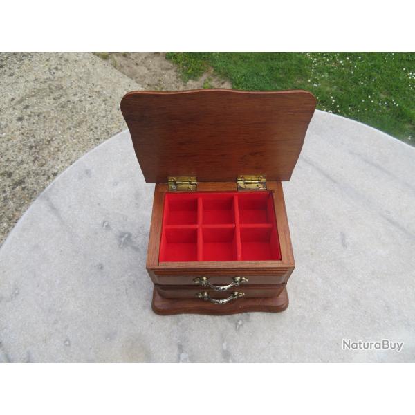 Ancien coffret a bijoux vintage en bois naturel avec int�rieur velours rouge - TAIWAN (Vers 1970-80)