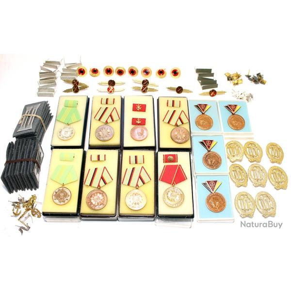 Lot d'insignes NVA m�dailles militaires