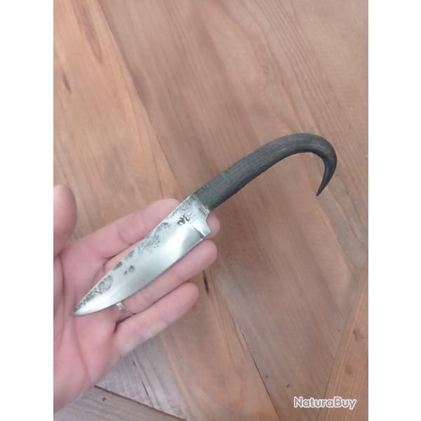 Petit Couteau de chasse forg� manche en chamois