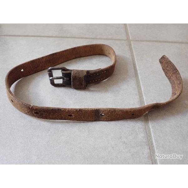 Lanire en cuir. Brelage, paquetage sac  dos. L : 62 cm environ