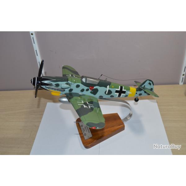 Maquette avion -MESSERSCHMITT BF109G-6 9/.JG52 E.HARTMANN Aero-Passion / Bois + Socle  Echelle 1/24
