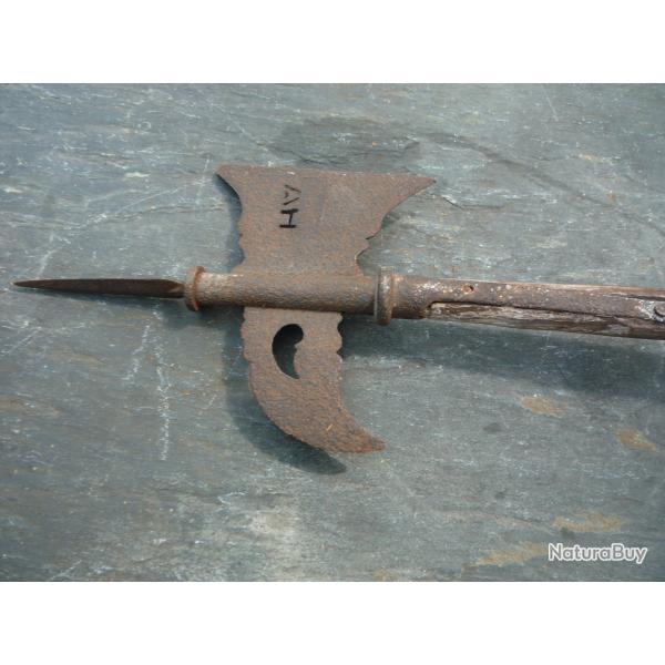 Hallebarde en fer forg� ancien