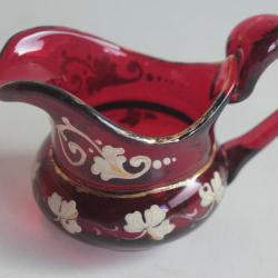 Pichet miniature cristal rouge émaillé XIXe siècle