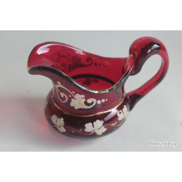 Pichet miniature cristal rouge �maill� XIXe si�cle