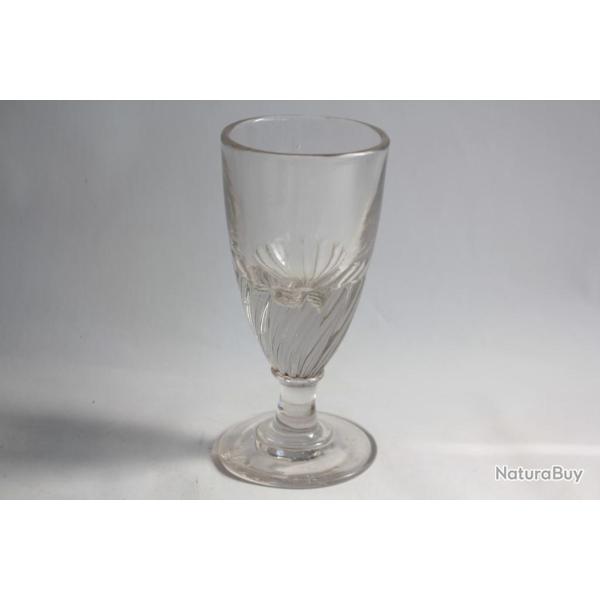 Ancien verre � absinthe