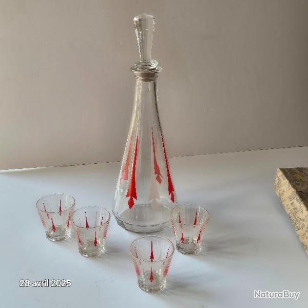 Magnifique service � liqueur des ann�es 50 , carafe � bouchon et 4 verres shot, excellent �tat, vint