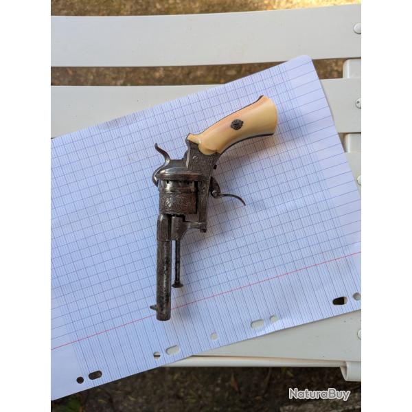 Pistolet � broche crosse en mati�re noble