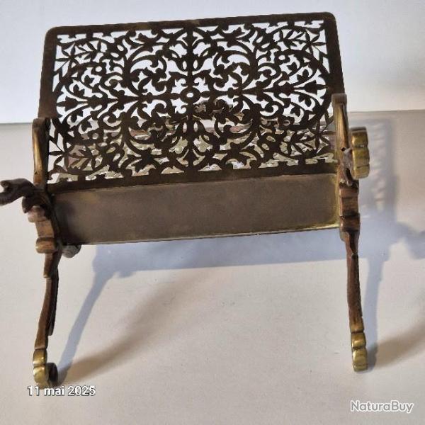 Ancien porte lettres, papiers en laiton antique provenant d'Angleterre, avec poign�e en forme de dau