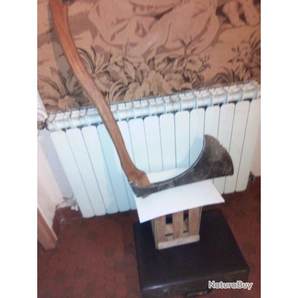 Magnifique et impressionnante hache , correspndant exactement a la hache Viking  ,dite Danoise