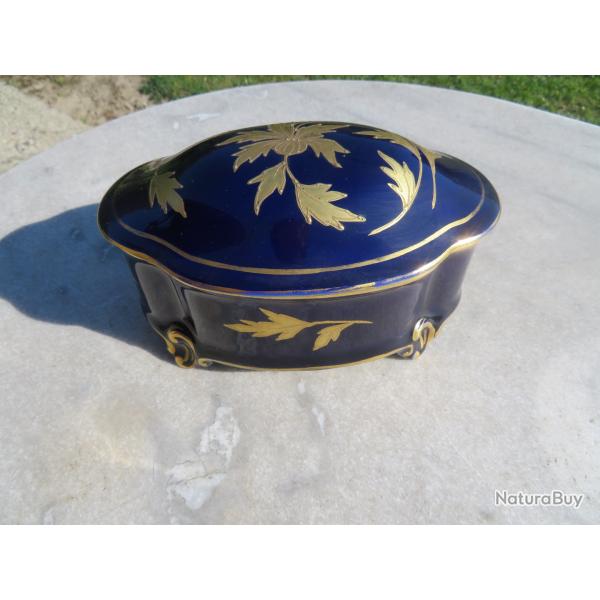 Ancienne grande bo�te � bijoux/bonbonni�re en porcelaine � d�cor floral, sign� JLMENAU - (Vers 1960)