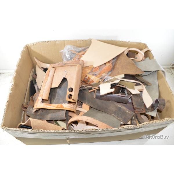 Lot de cuirs divers, chutes de peau, dcoupe d'articles anciens. Idal bricoleur couture cuir joints