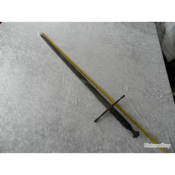 Ancienne pe en fer forg et cuir / idal spectacle Mdivale