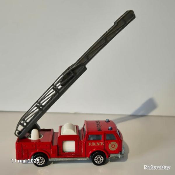 Un camion de pompier miniature avec le logo des pompiers de New York F.D.N.Y.  et nickel