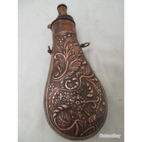 tres belle poire  a poudre 19  em compl�te - scene de fleurs  et feuillage  sur les deux faces