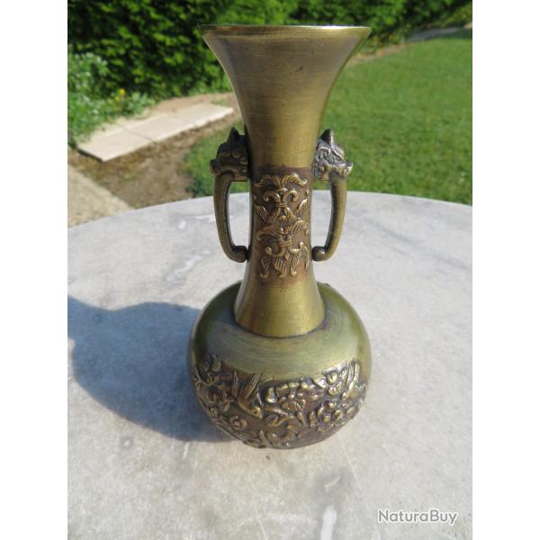 Ancien vase en bronze � anses �l�phants avec d�cor en reliefs zoomorphe et de v�g�tations-ASIE(XIX�)