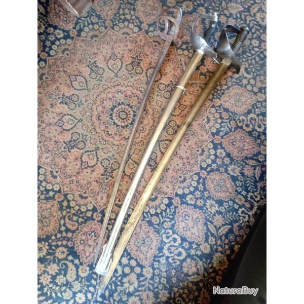 Lot de trois sabres � gardes coquilles.