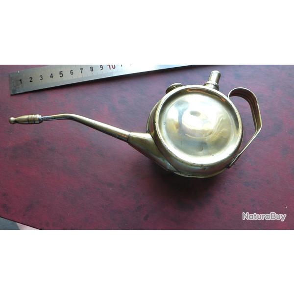 belle burette a huile  en laiton des ann�e 1900