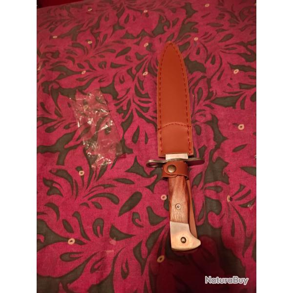 Baonnette poignard Neuf Lame et manche d'une seule piceLame : 23 cmManche : 11.5 cm
