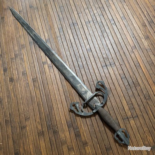 ANCIENNE REPRODUCTION D'UNE �P�E DU XVll �ME TYPE VIOLLET LE DUC