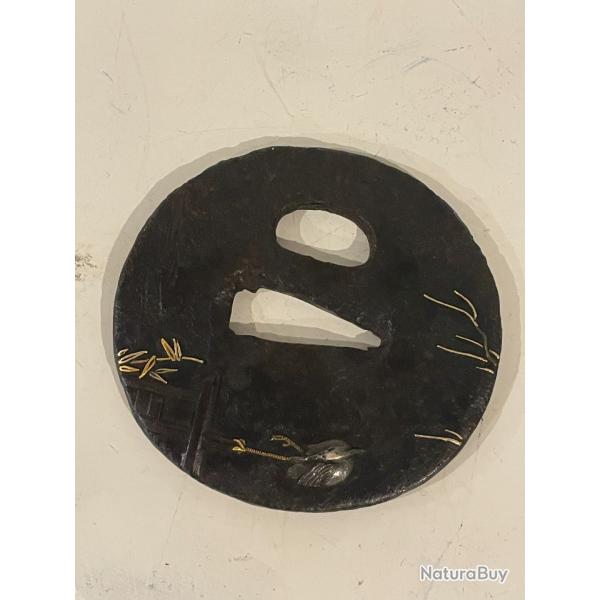 Tsuba en fer � d�cor en incrustation d'or et d'argent de h�ron perch�.6,3x6