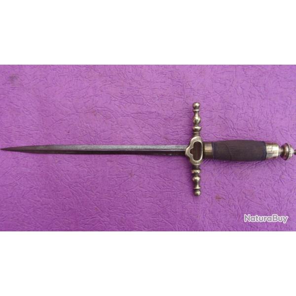 Dague ancienne ou Stylet en bon �tat.