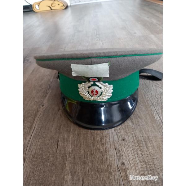 Casquette d'un garde du mur de Berlin rda.