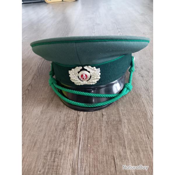 Casquette d'un sous officier rda mur de Berlin.