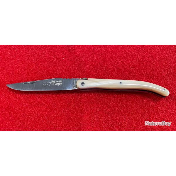 Couteau LAGUIOLE PRESTIGE par la coutellerie LE SABOT : plein manche  en pointe de corne blonde.